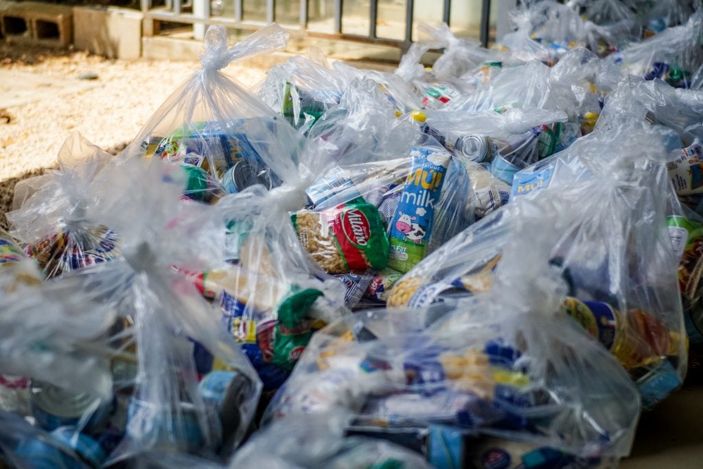 Los paquetes que se entregan a cada familia incluyen canastas de alimentos y bienes de primera necesidad, tales como jabón líquido, toallas desinfectantes y alcohol en gel. Foto cortesía de la campaña Juntos por Guanacaste.