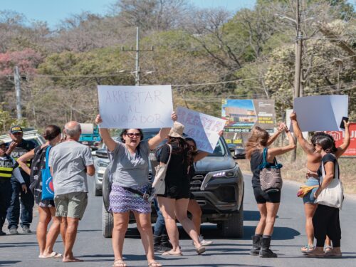 Las mujeres que pasaban en carro cerca de la manifestación alentaban a las participantes con gritos y saludos.