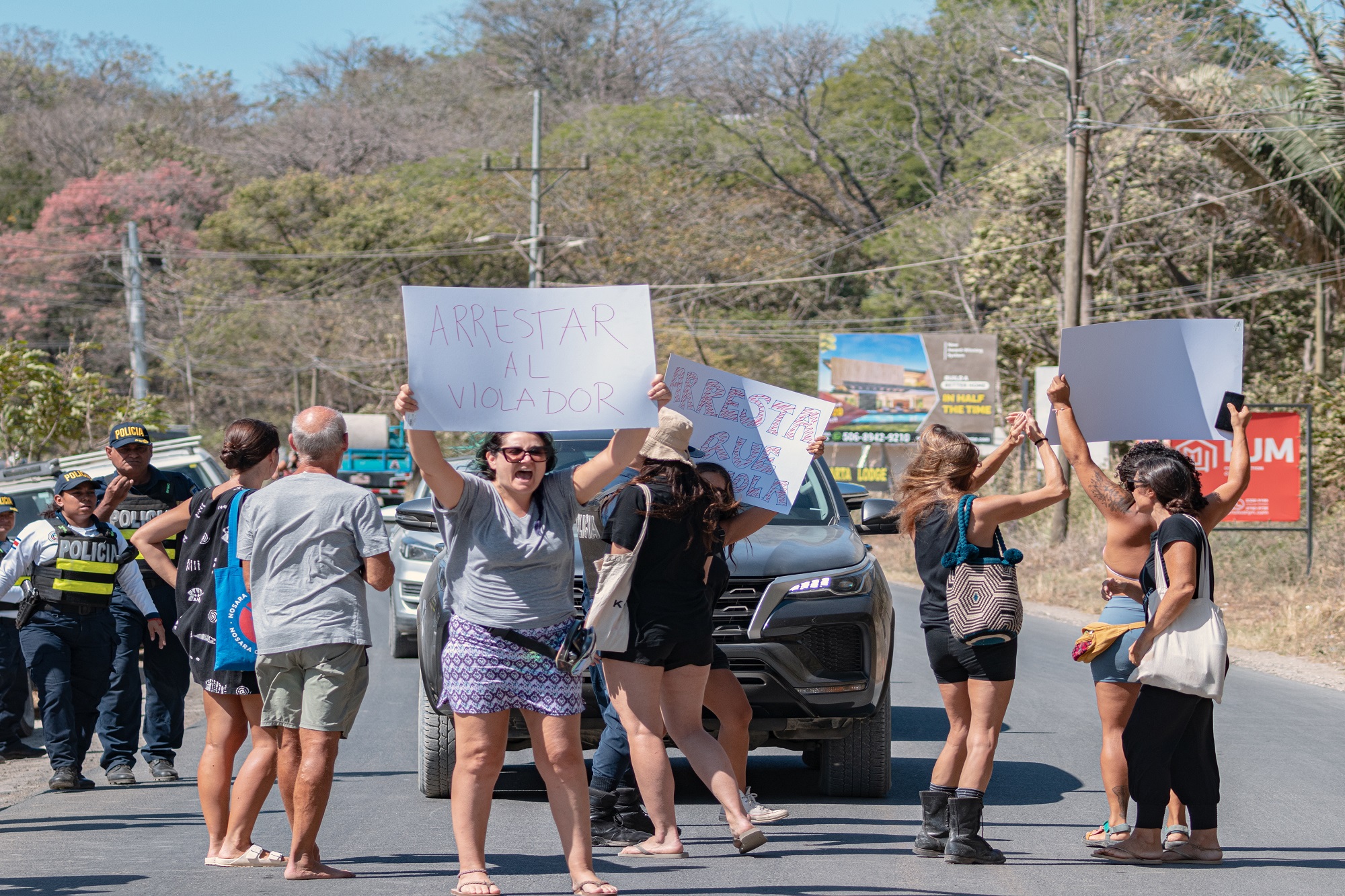 Las mujeres que pasaban en carro cerca de la manifestación alentaban a las participantes con gritos y saludos.