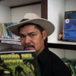 Ronald Díaz lee una de sus historietas en la biblioteca.