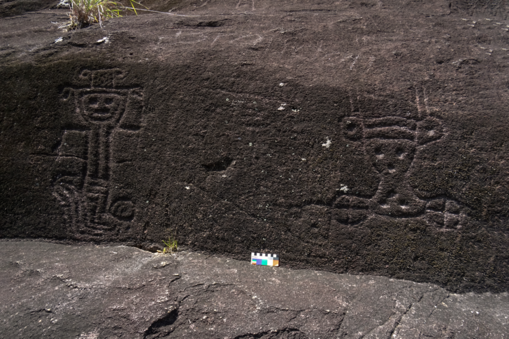 Los petroglifos en los alrededores del cañón y rayones que arriesgan su conservación.