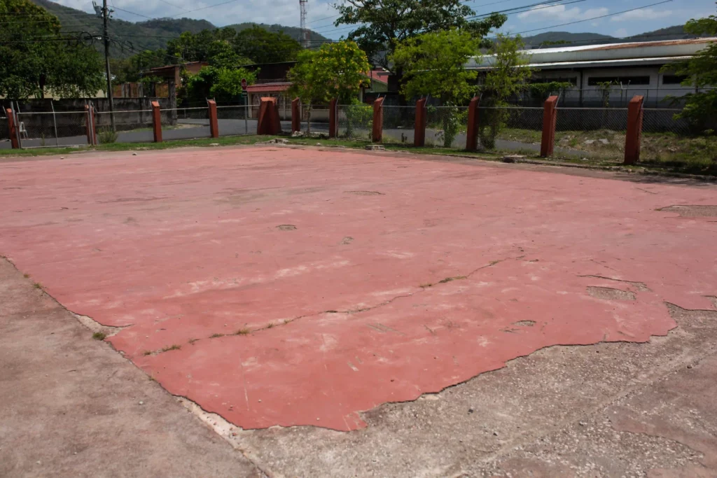 A los alrededores del antiguo gimnasio quedan restos de bloques de cemento que significan un riesgo para las y los estudiantes. 