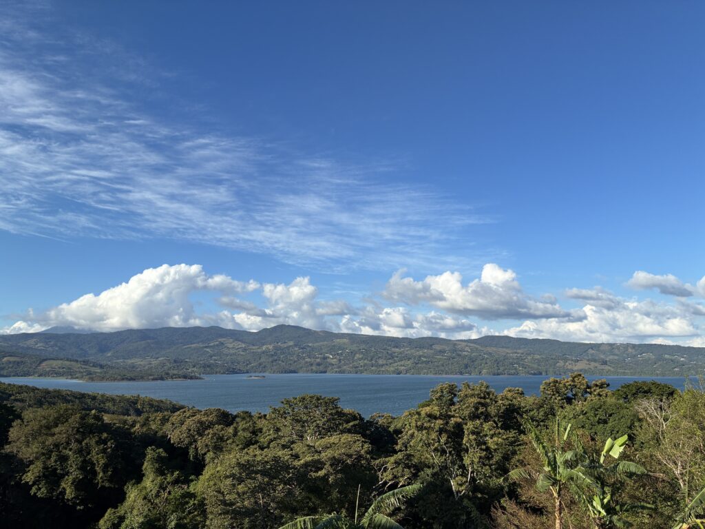 Municipalities and tourism businesses push for law allowing concessions at Lake Arenal